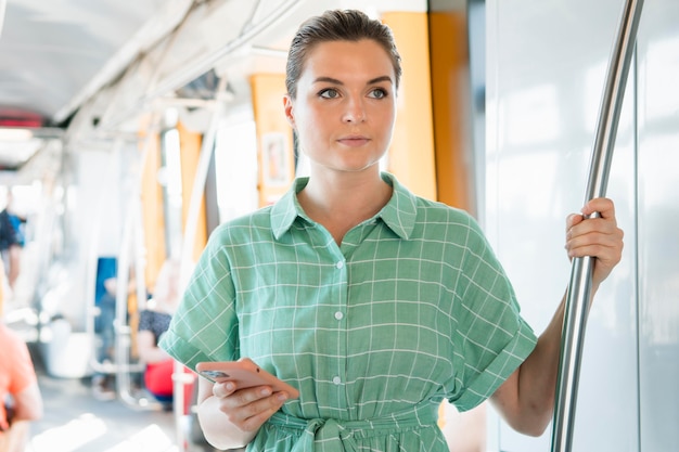 Vista frontale della donna nel trasporto pubblico