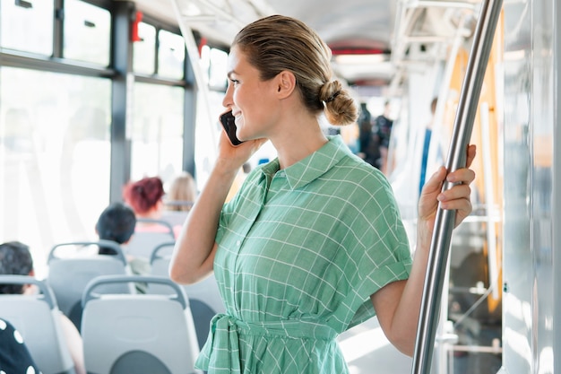 Вид спереди женщины в общественном транспорте