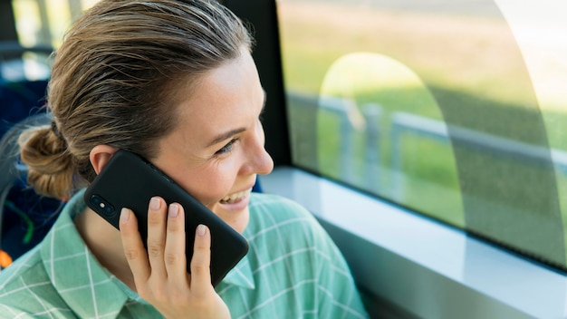 Foto gratuita vista frontale della donna nel trasporto pubblico