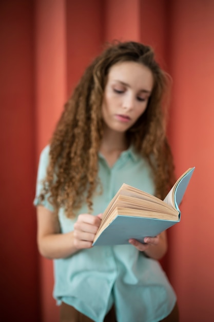 Free photo front view woman reading book