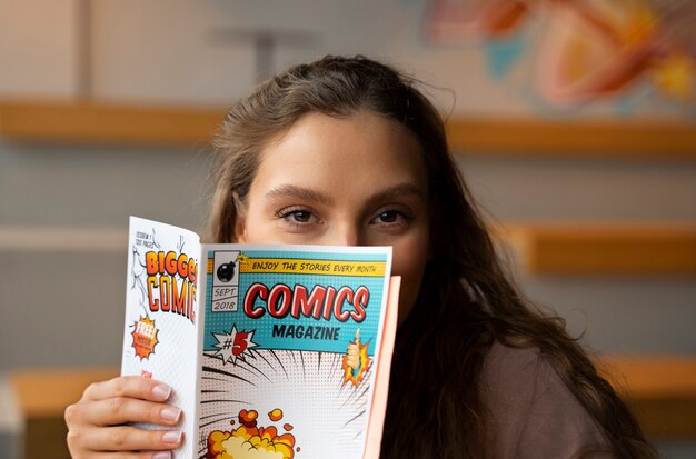 Женщина, вид спереди, читает комиксы