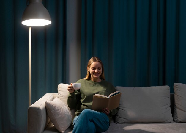 ソファで読書する女性の正面図