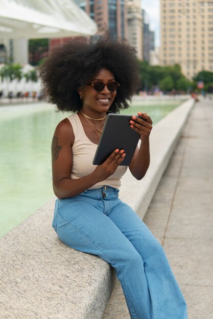 Foto gratuita lettura della donna di vista frontale sulla compressa