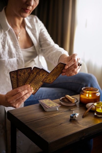 Foto gratuita tarocchi della lettura della donna di vista frontale