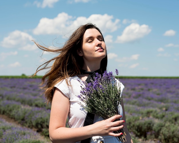 Foto gratuita vista frontale della donna che si distende in natura