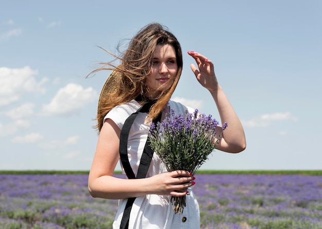 Vista frontale della donna che si distende in natura