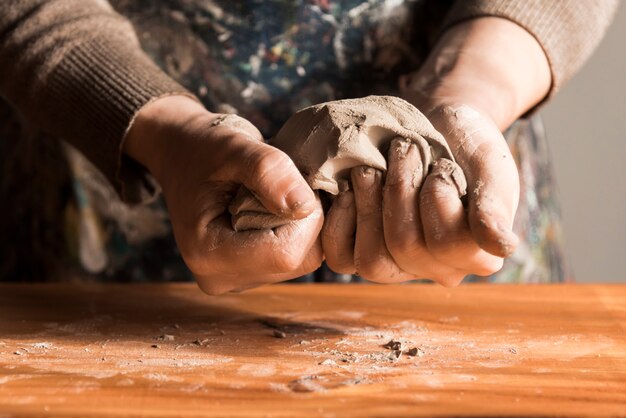 粘土を形作る女性の正面図