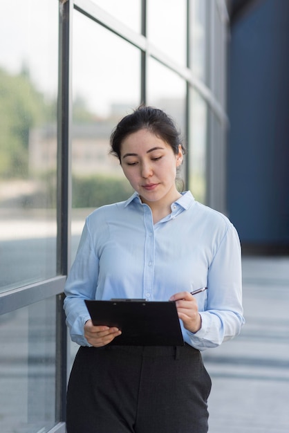 Free photo front view woman signing document