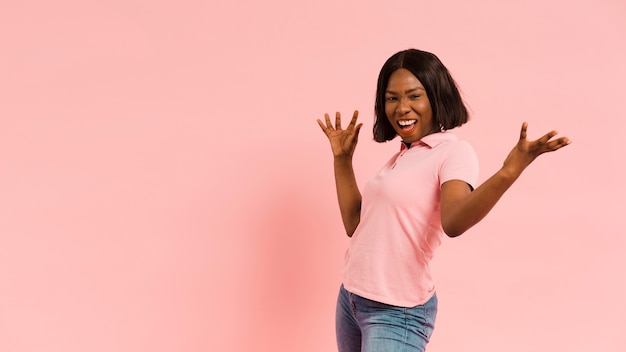 Free photo front view woman in studio