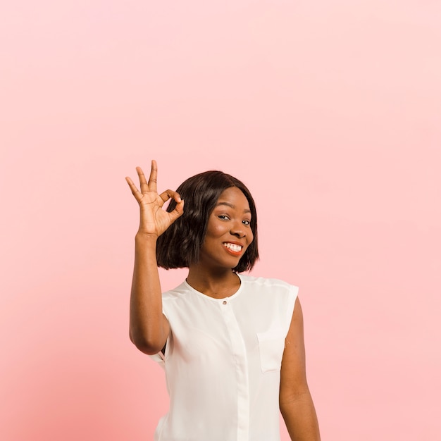 Free photo front view woman in studio