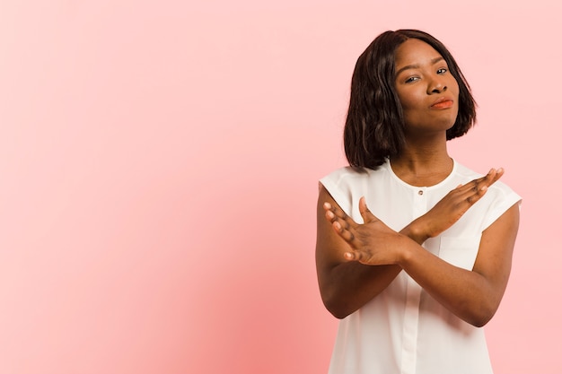 Foto gratuita donna di vista frontale in studio