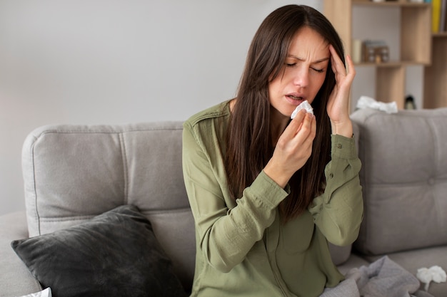 Foto gratuita donna di vista frontale che soffre di allergia