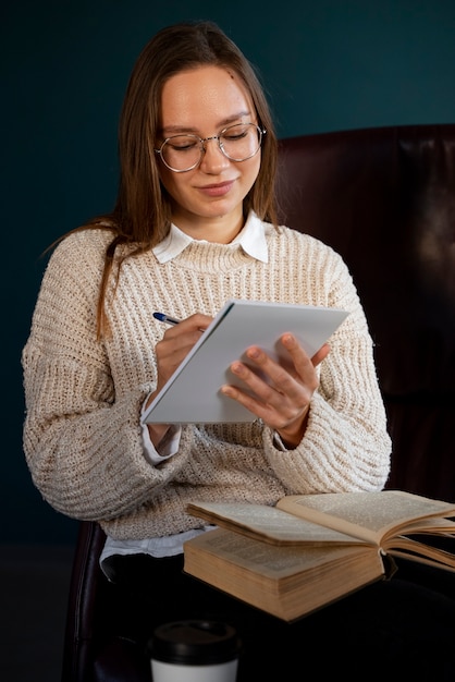 Donna di vista frontale che prende appunti