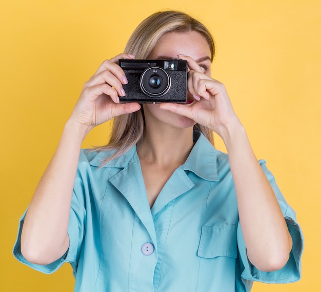 写真を撮る正面の女性