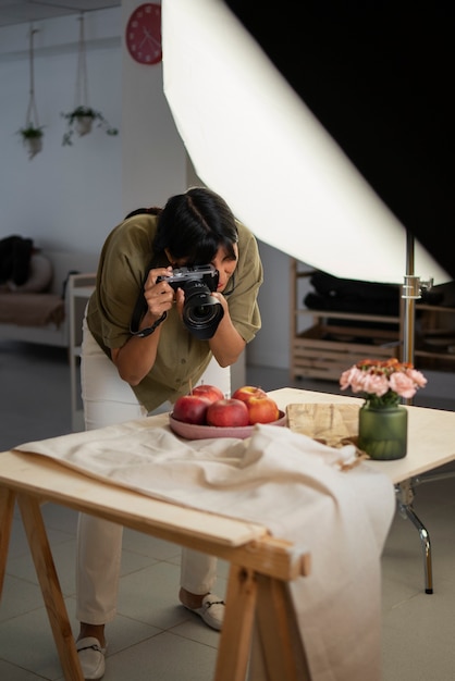 Foto gratuita donna vista frontale scattare foto