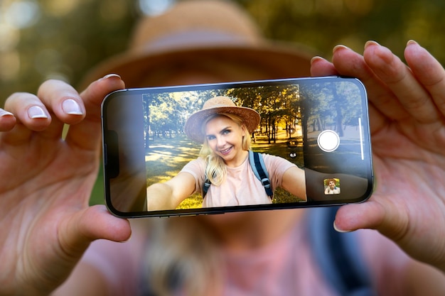 Foto gratuita donna di vista frontale che prende selfie con il telefono