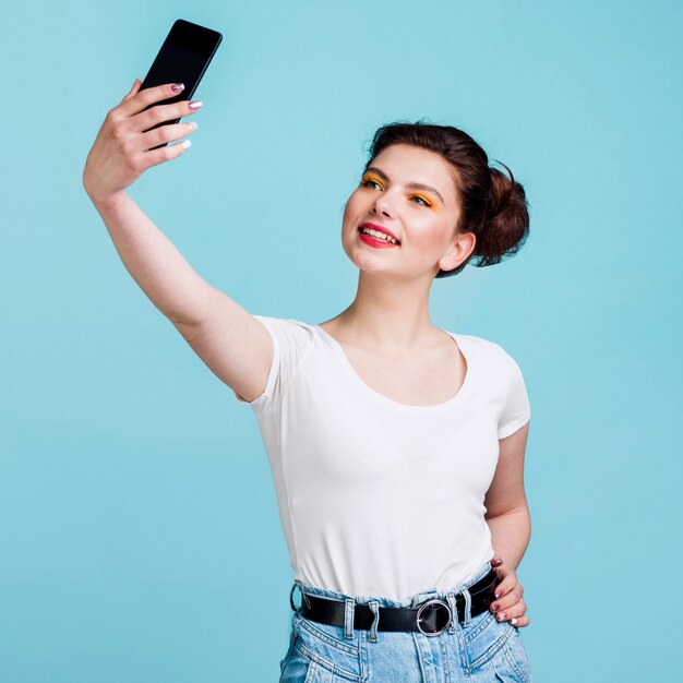 Vista frontale della donna che prende un selfie