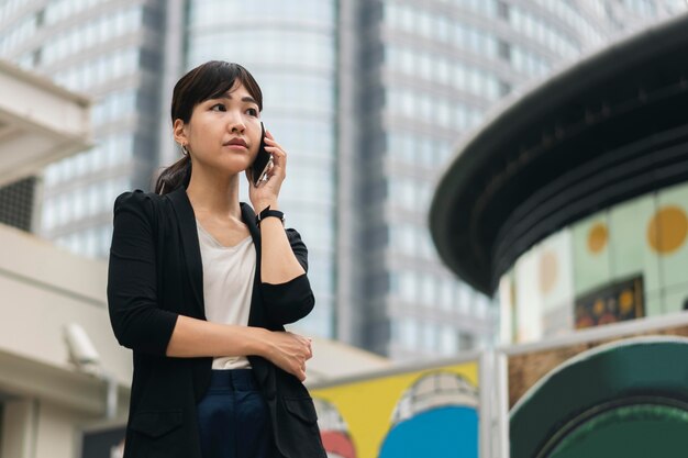 電話で話している女性の正面図