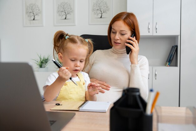 Foto gratuita donna di vista frontale che parla sul telefono