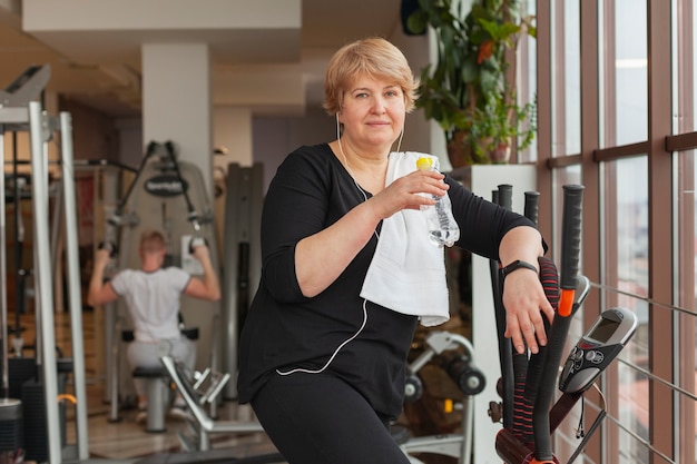 Free photo front view woman training on treadmill