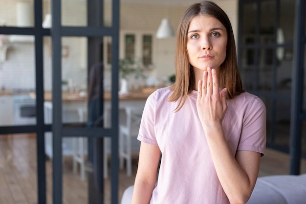 Vista frontale della donna che usando il linguaggio dei segni