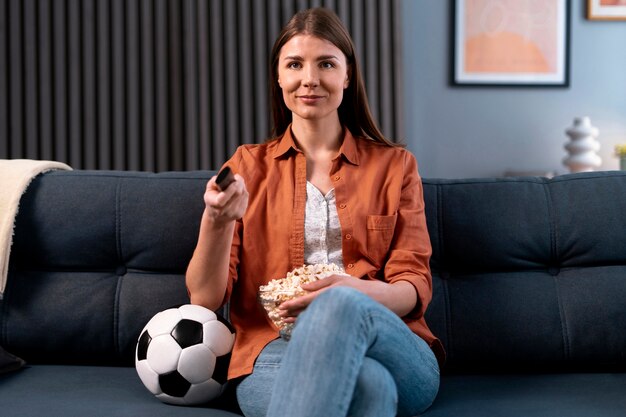 Вид спереди женщина смотрит спорт