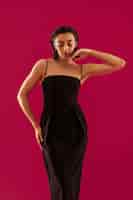 Foto gratuita donna di vista frontale che porta vestito nero