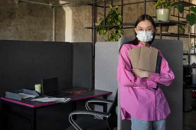 Donna di vista frontale che indossa una maschera per il viso