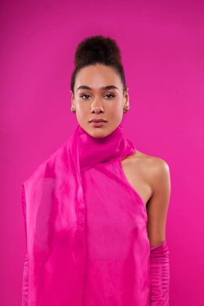 Foto gratuita donna vista frontale che indossa un completo rosa