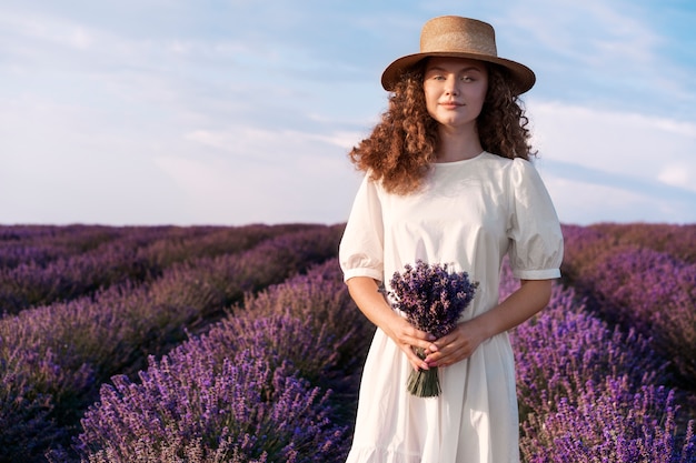 Foto gratuita cappello da portare della donna di vista frontale