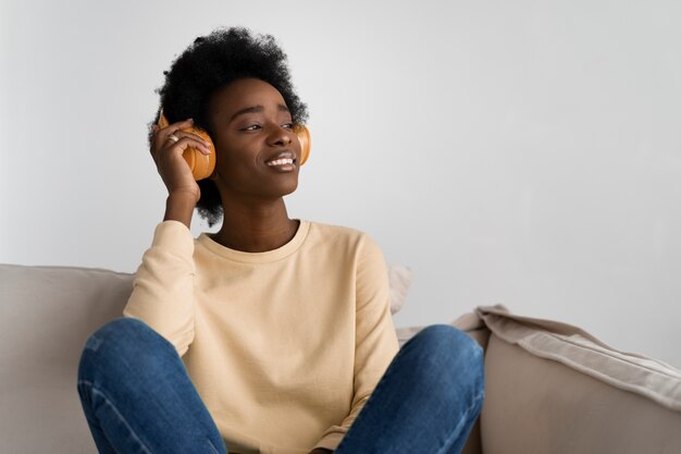 Free photo front view woman wearing headphones