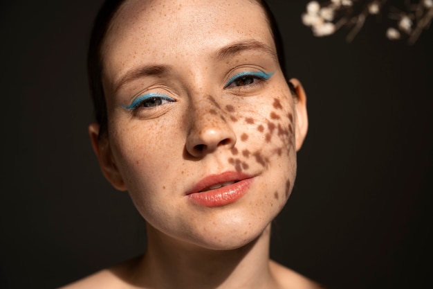 Free photo front view woman wearing  makeup with thick eyebrows