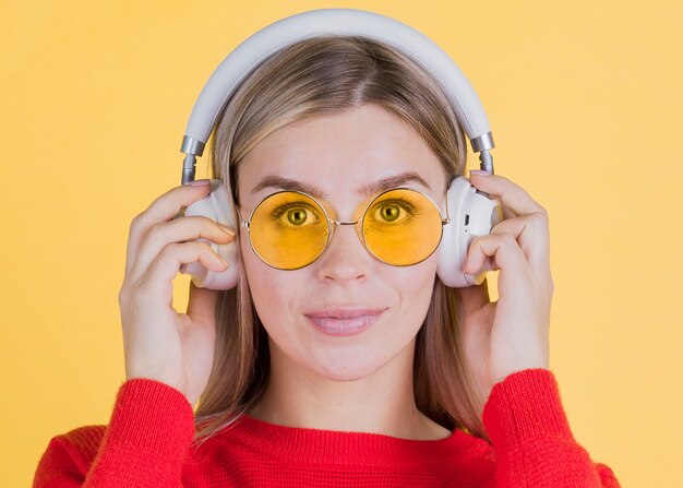 Front view woman wearing yellow glasses
