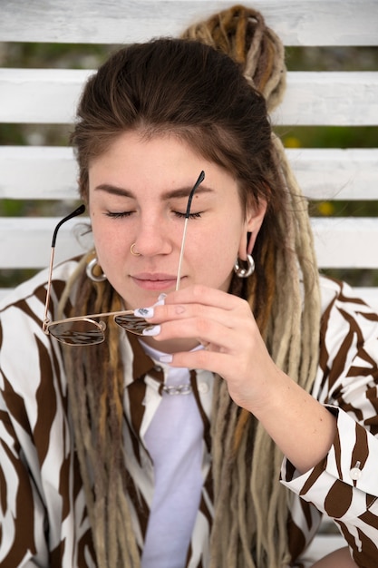 Foto gratuita donna di vista frontale con i dreadlocks afro