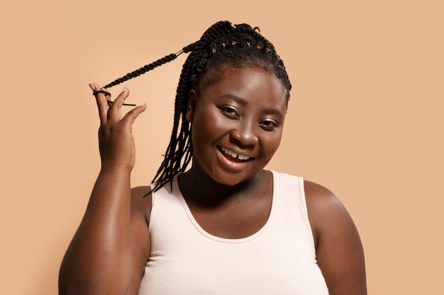 無料写真 アフロの髪型の正面図の女性