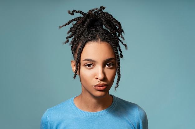 Foto gratuita donna di vista frontale con acconciatura afro