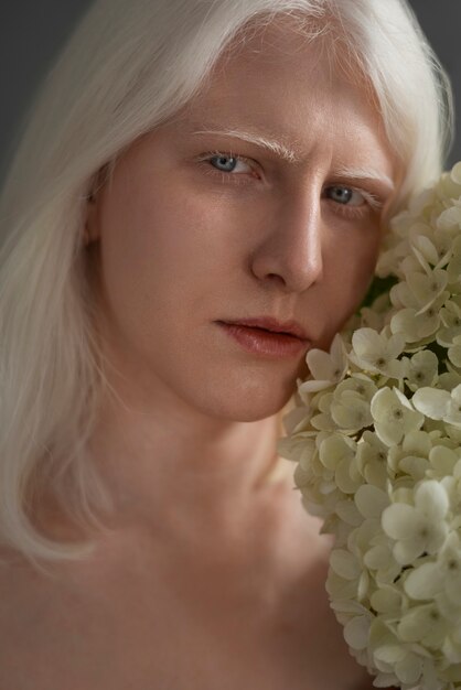 Вид спереди женщина с альбинизмом позирует в студии