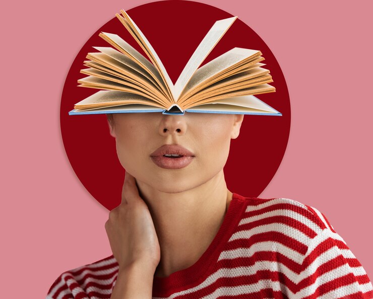 Женщина вид спереди с книжным коллажем