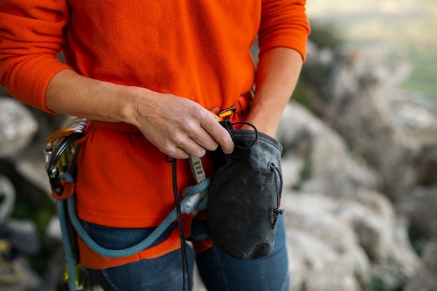 Foto gratuita donna vista frontale con attrezzatura da arrampicata