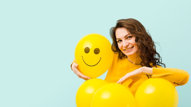 Vista frontale della donna con lo spazio della copia