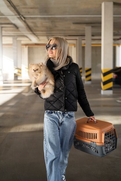 かわいい犬と正面図の女性