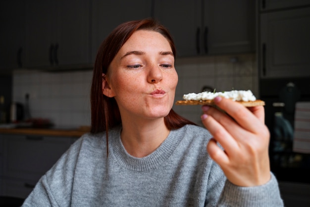 Foto gratuita donna di vista frontale con formaggio delizioso