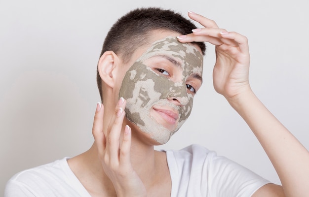 Foto gratuita donna vista frontale con maschera viso guardando la telecamera