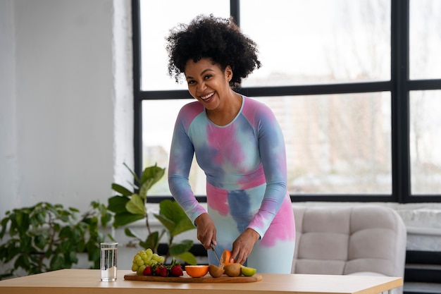 Free photo front view woman with fresh fruits