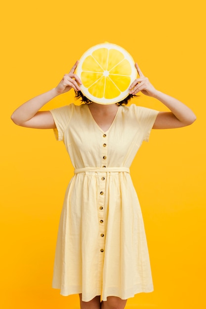 Вид спереди женщина с гигантским лимоном
