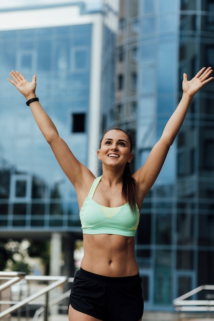 Foto gratuita vista frontale della donna con la mano in aria