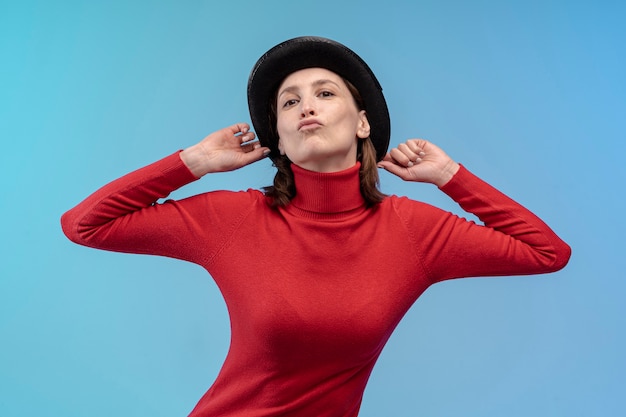 Foto gratuita vista frontale della donna con il cappello che soffia bacio