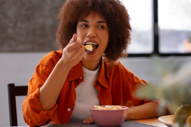 Free photo front view woman with healthy food