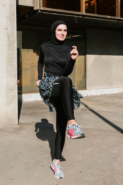 Вид спереди женщины с тренировкой хиджаба