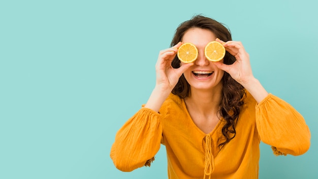 Free photo front view of woman with lemon slices